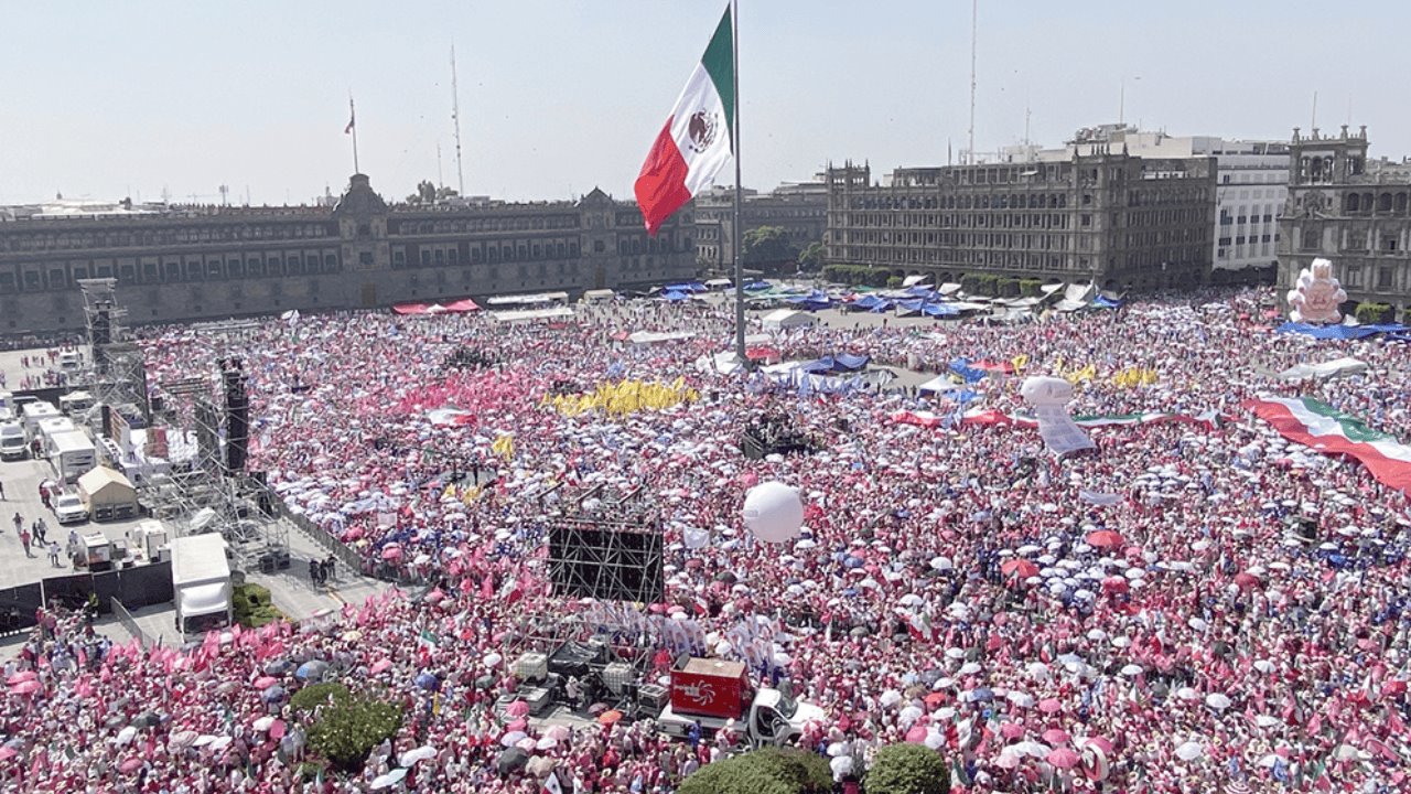 Marea Rosa llena el Zócalo; reportan 95 mil asistentes