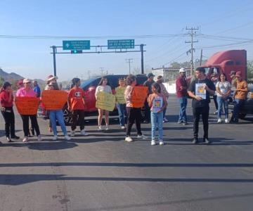 Familiares de joven desaparecido bloquean salida norte de Guaymas