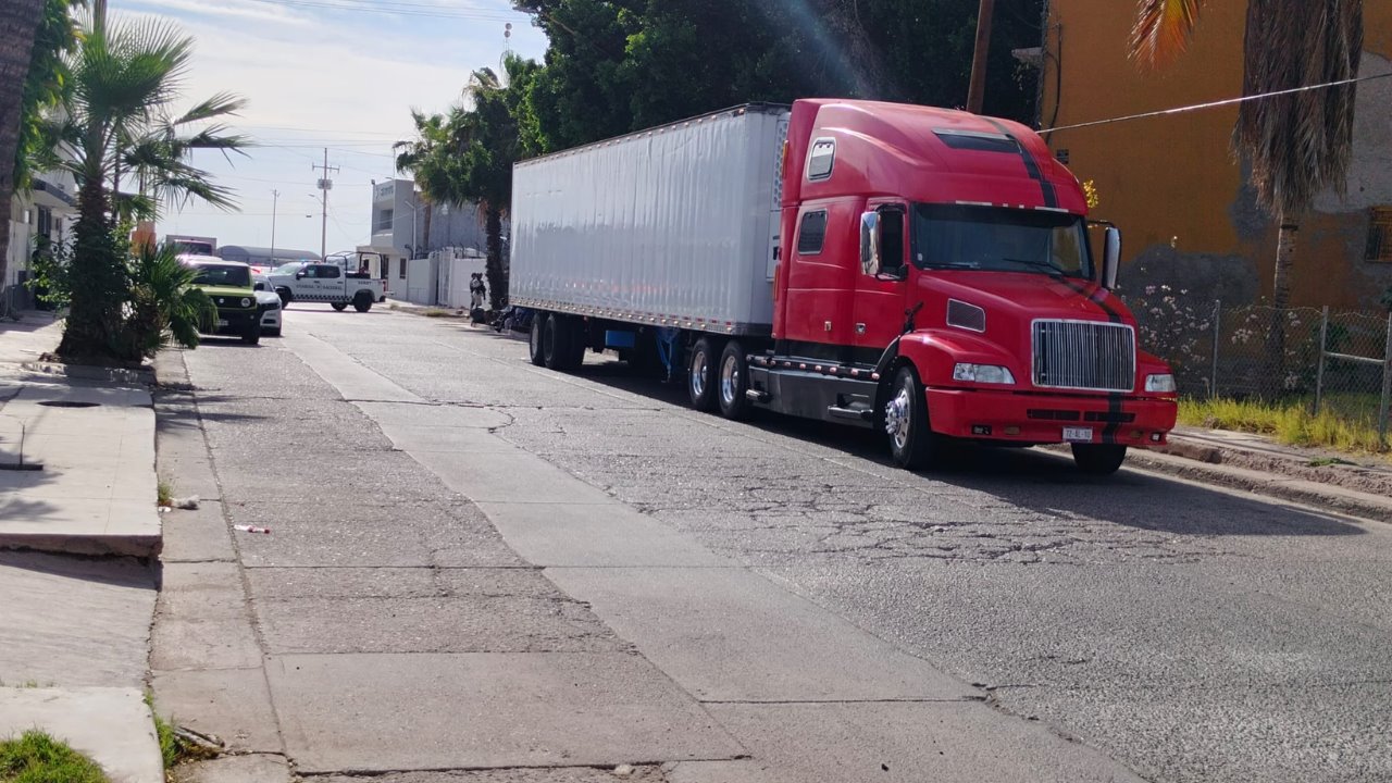 Encuentran a migrantes en caja refrigerada de tráiler