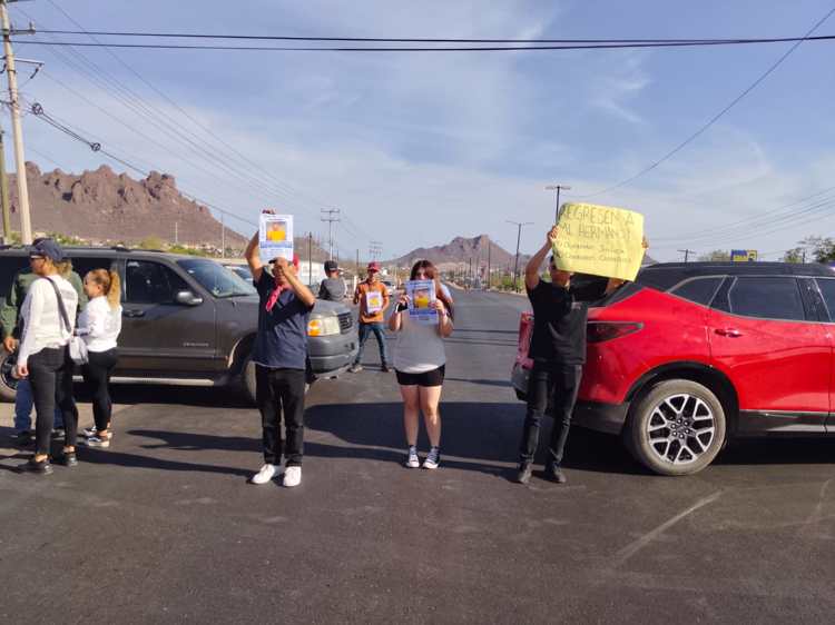 Familiares de joven desaparecido bloquean salida norte de Guaymas