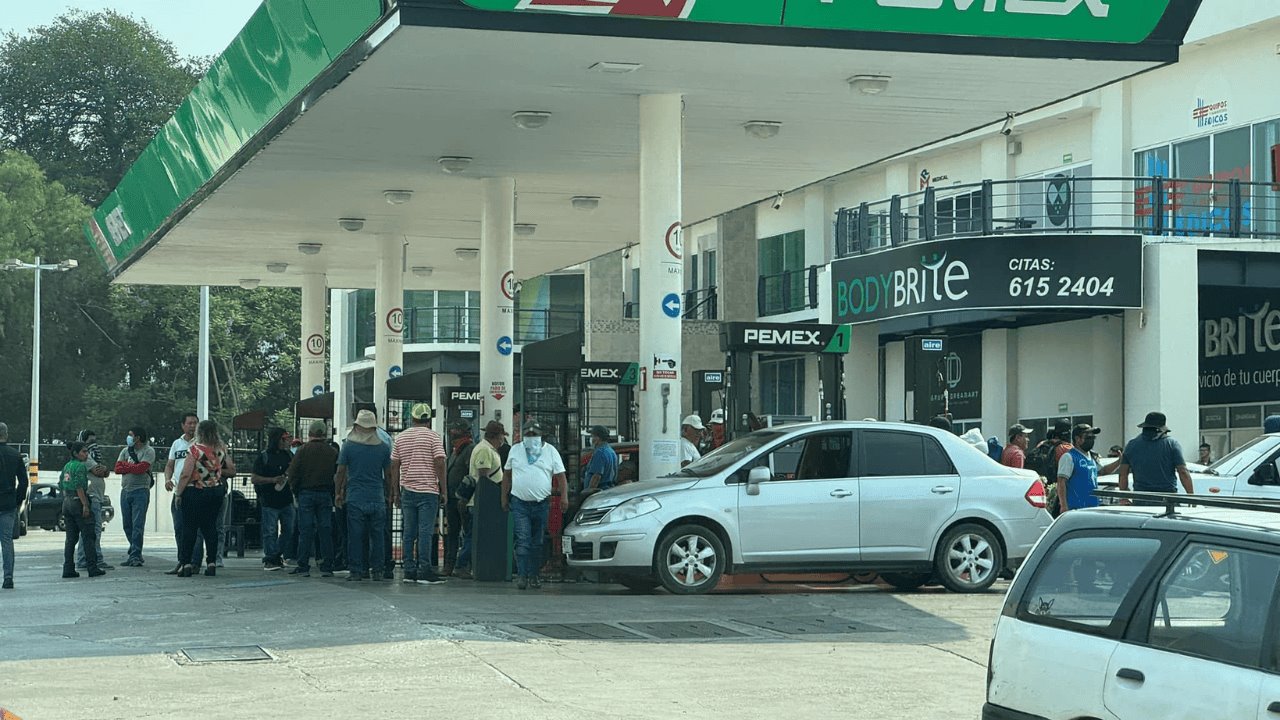 Maestros de SNTE toman gasolineras y regalan combustible