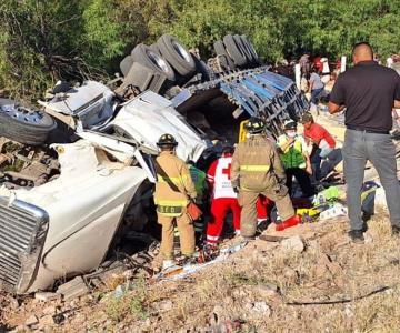 Volcamiento de tráiler en Guaymas deja un hombre gravemente lesionado