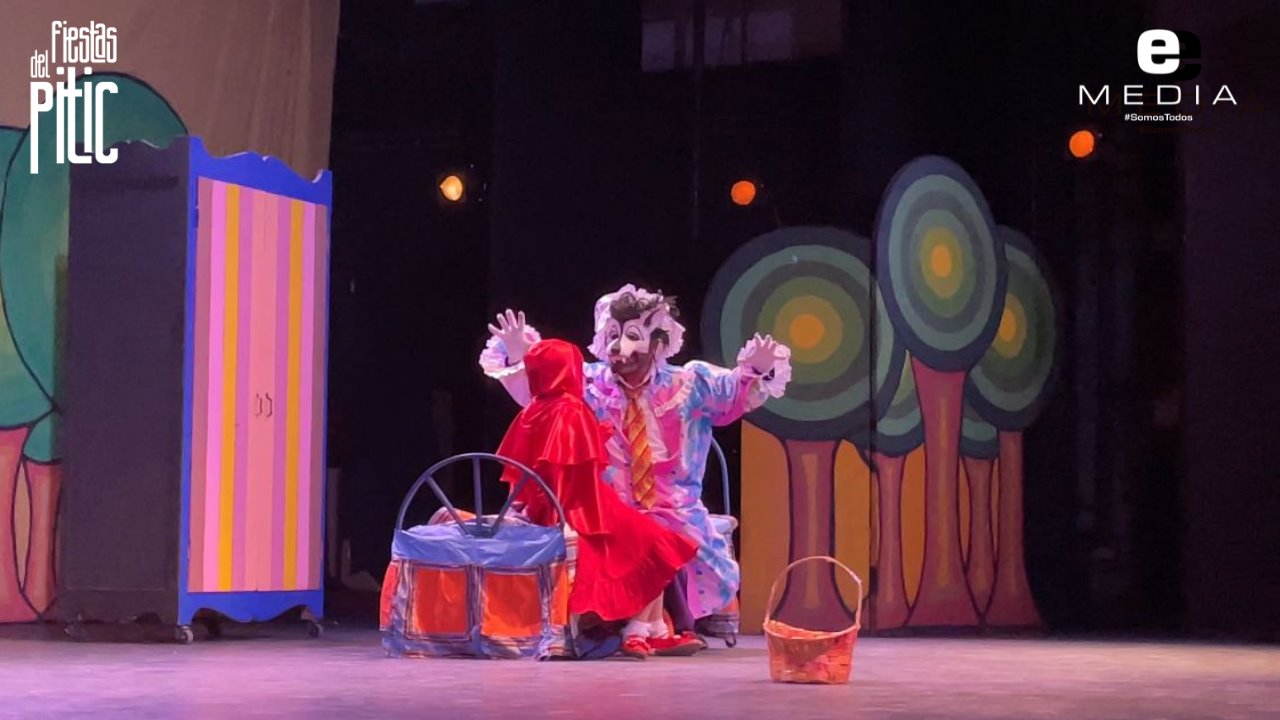 La Caperucita y el Lobo Feroz divierten al público en las Fiestas del Pitic
