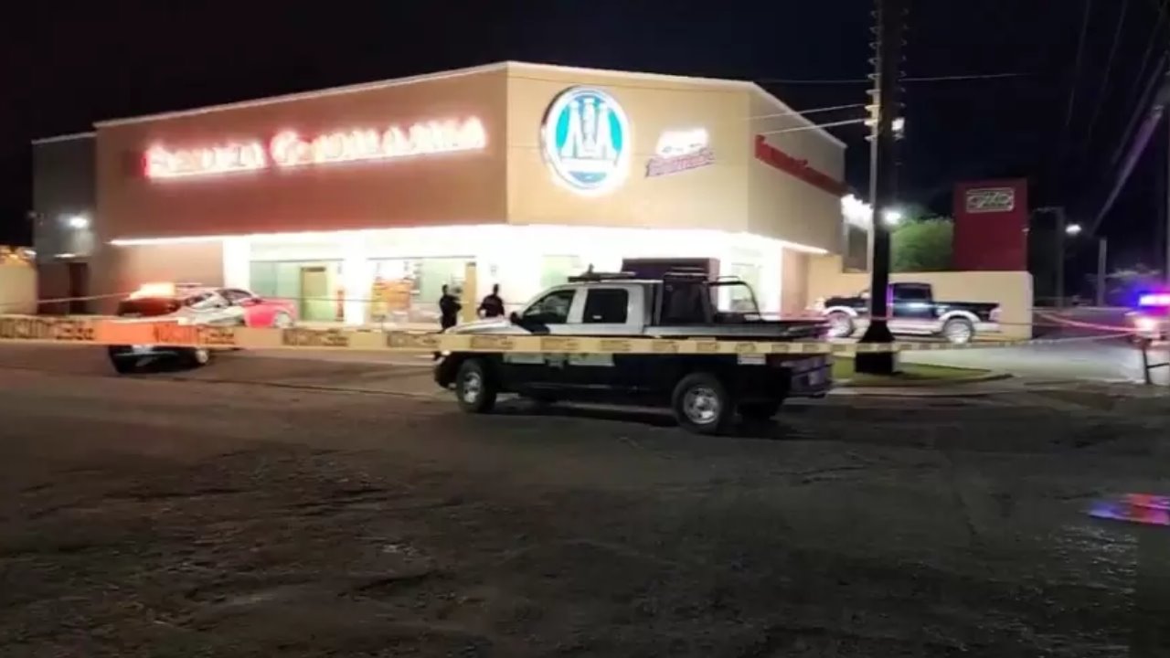 Hombre es asesinado al interior de una farmacia en la colonia Las Villas