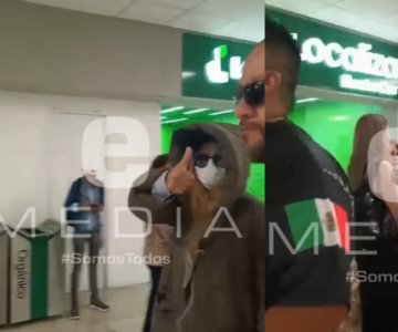¡No le avisaron del calor! Paulina Rubio llega enchamarrada a Hermosillo
