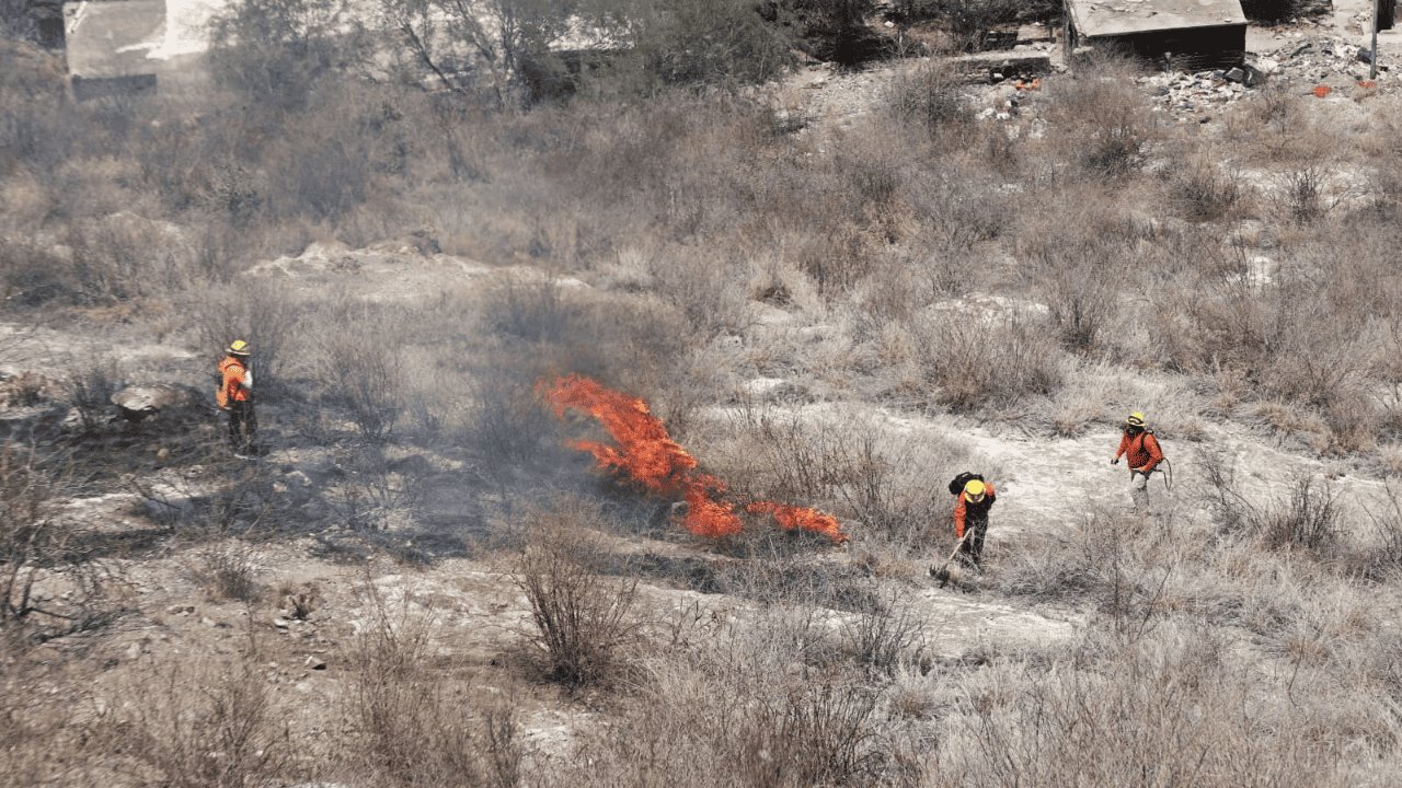 Registran incendio en Cerro de la Campana; llamas se propagan a casa