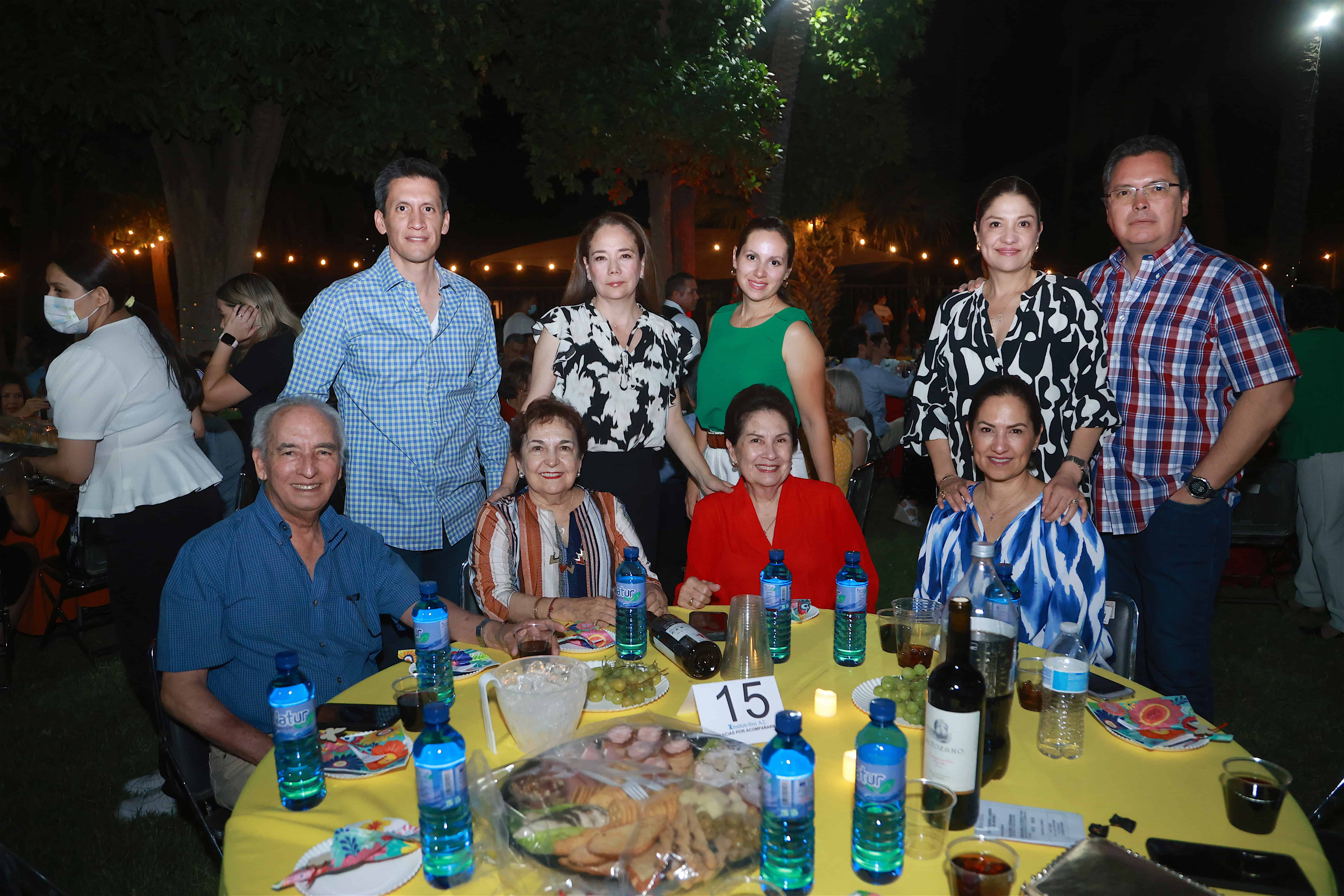 Se reúnen para ayudar en una noche de queso, pan y vino