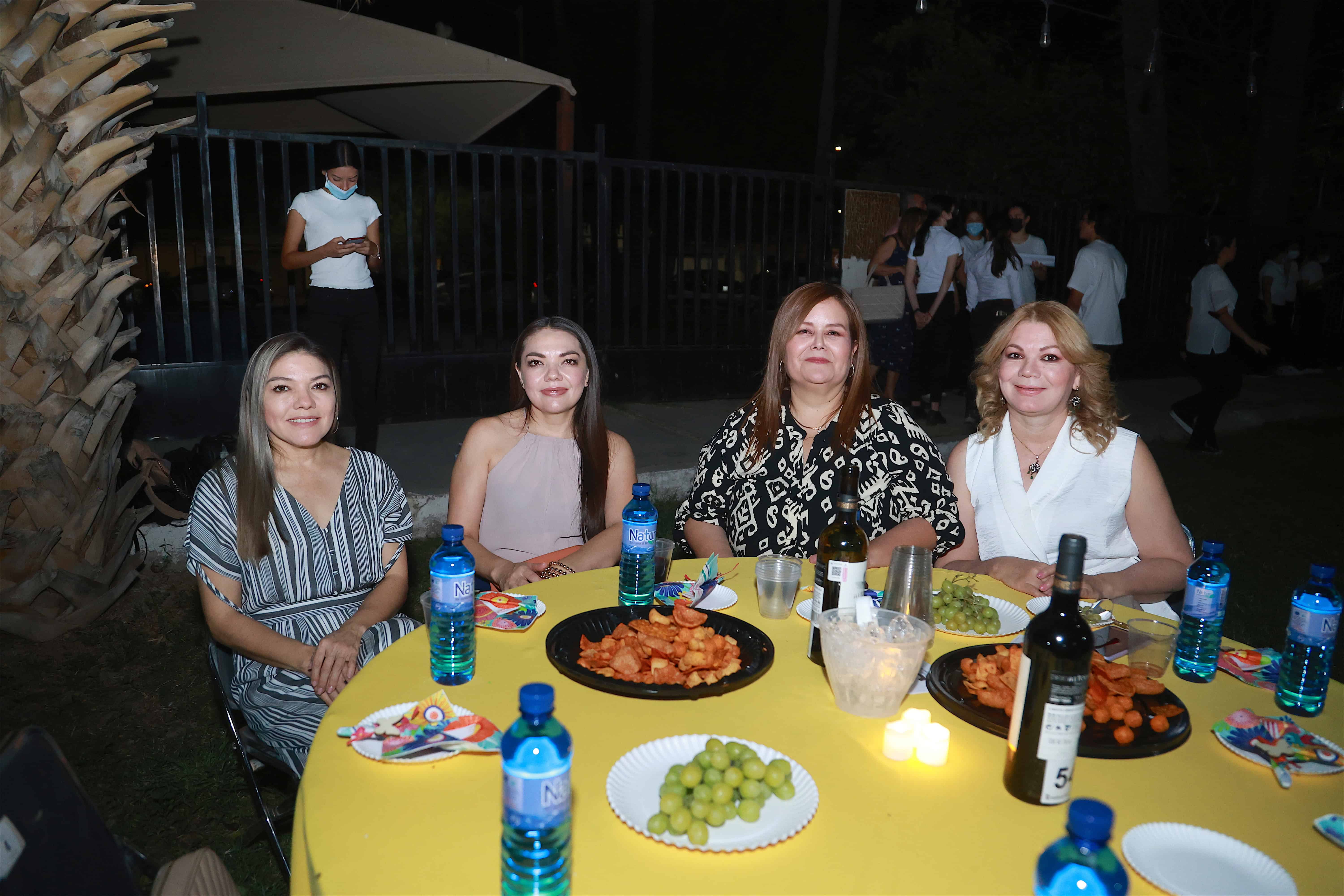 Se reúnen para ayudar en una noche de queso, pan y vino