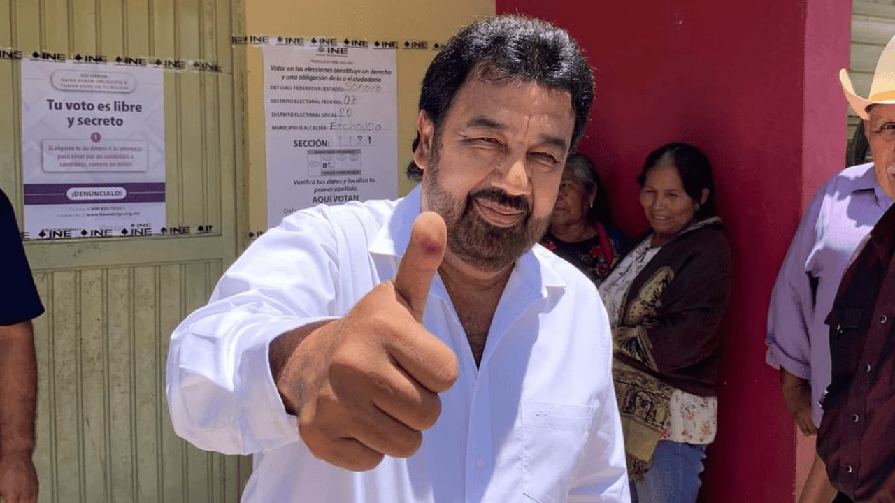 Arturo Robles, candidato a la alcaldía de Etchojoa, sufraga su voto