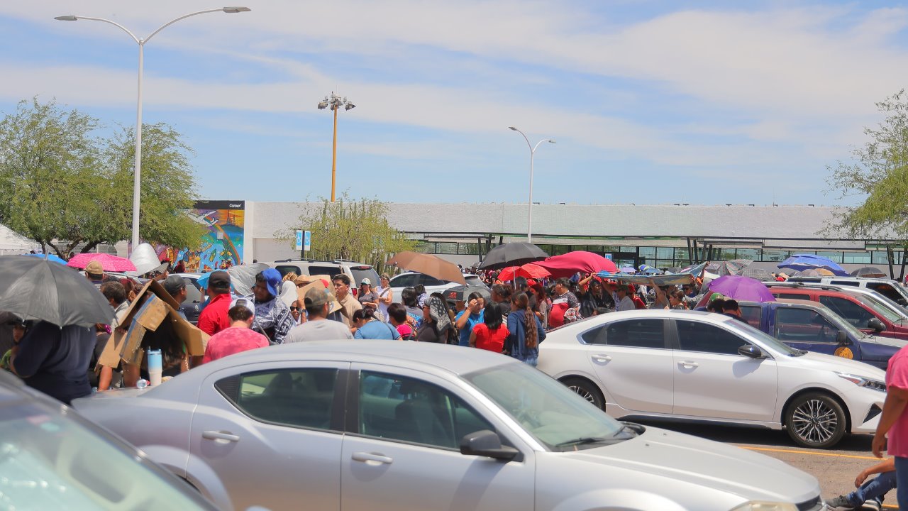 Votan en casilla especial del Aeropuerto entre riñas verbales y largas filas