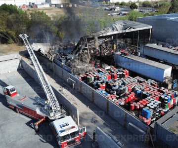 Fuerte incendio en bodega de reciclado; bomberos trabajan más de 7 horas