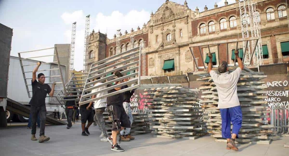 Instalan templete para mensaje de Sheinbaum frente a Palacio Nacional