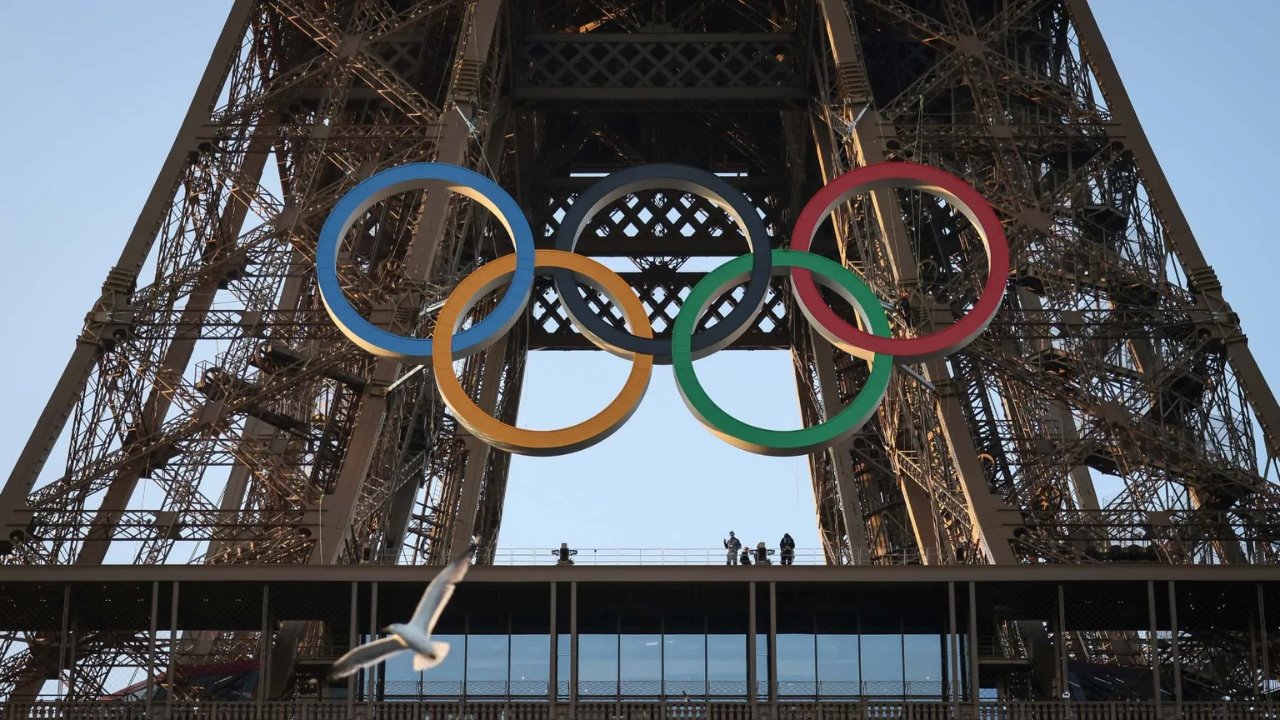 Colocan aros olímpicos en la Torre Eiffel