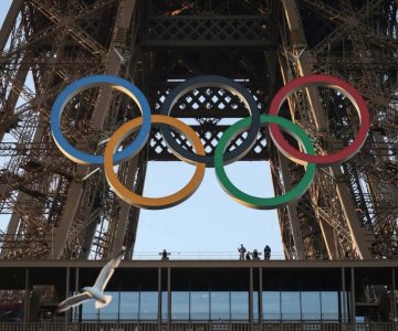 Colocan aros olímpicos en la Torre Eiffel