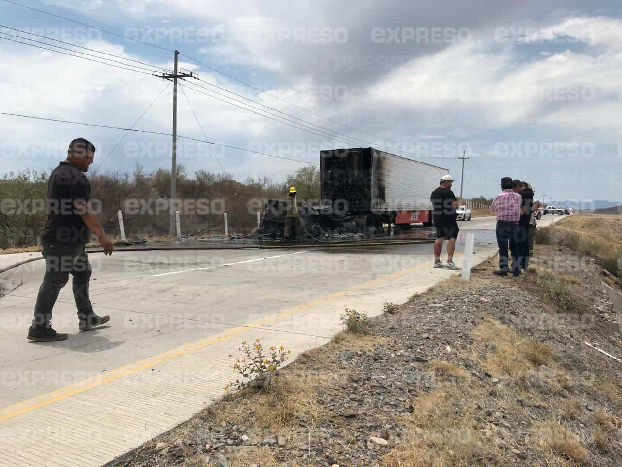Cabina de trailer se convierte en cenizas en carretera Hermosillo-Guaymas