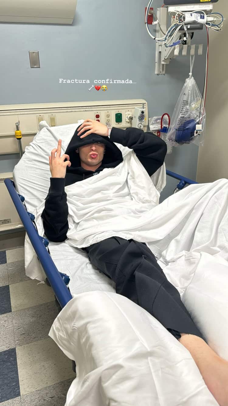 Peso Pluma publica foto desde hospital en NY; revela grave diagnostico