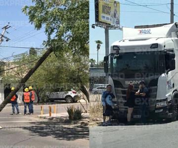 Tráiler derriba más de 9 postes tras accidente en colonia Sahuaro Indeco