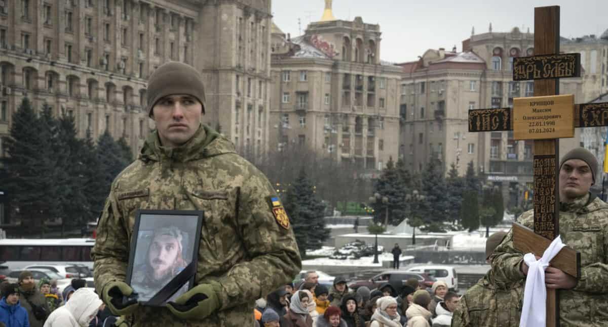 Ucrania recibe restos mortales de 254 militares caídos