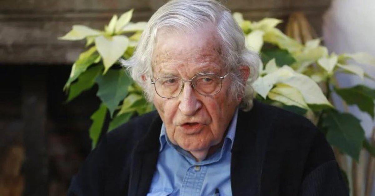 Esposa de Noam Chomsky desmiente su supuesto fallecimiento