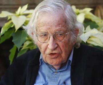 Esposa de Noam Chomsky desmiente su supuesto fallecimiento