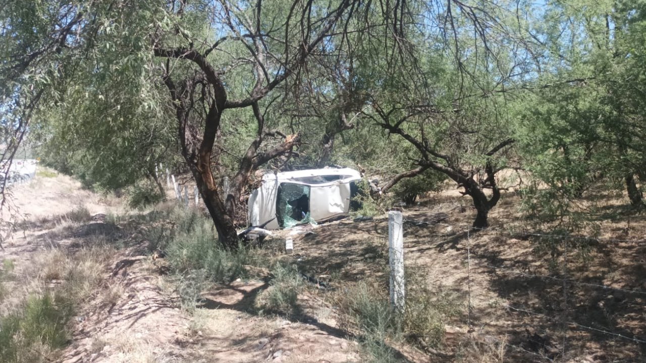 Joven sufre lesiones tras volcadura en carretera