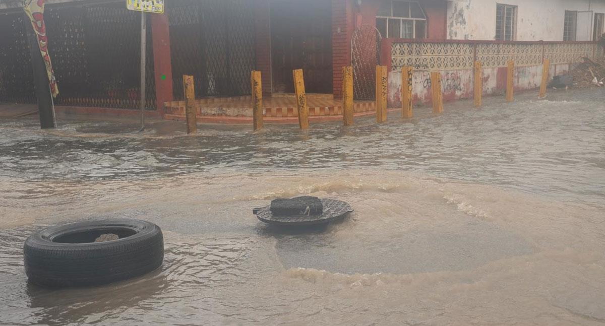 Colapsa drenaje sanitario al norte de Monterrey