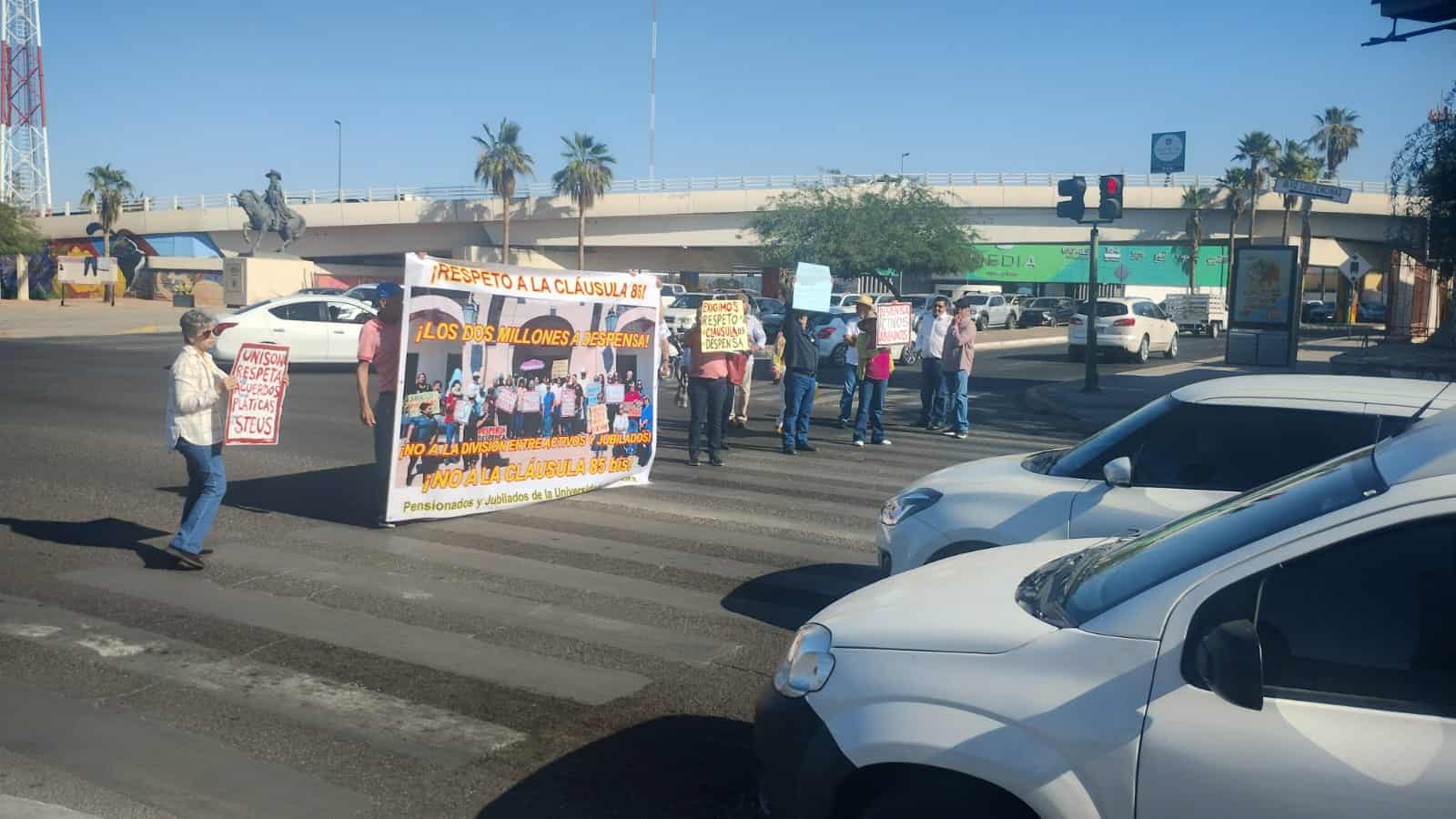 Jubilados y pensionados del Steus protestan en cruce de Encinas y Rosales