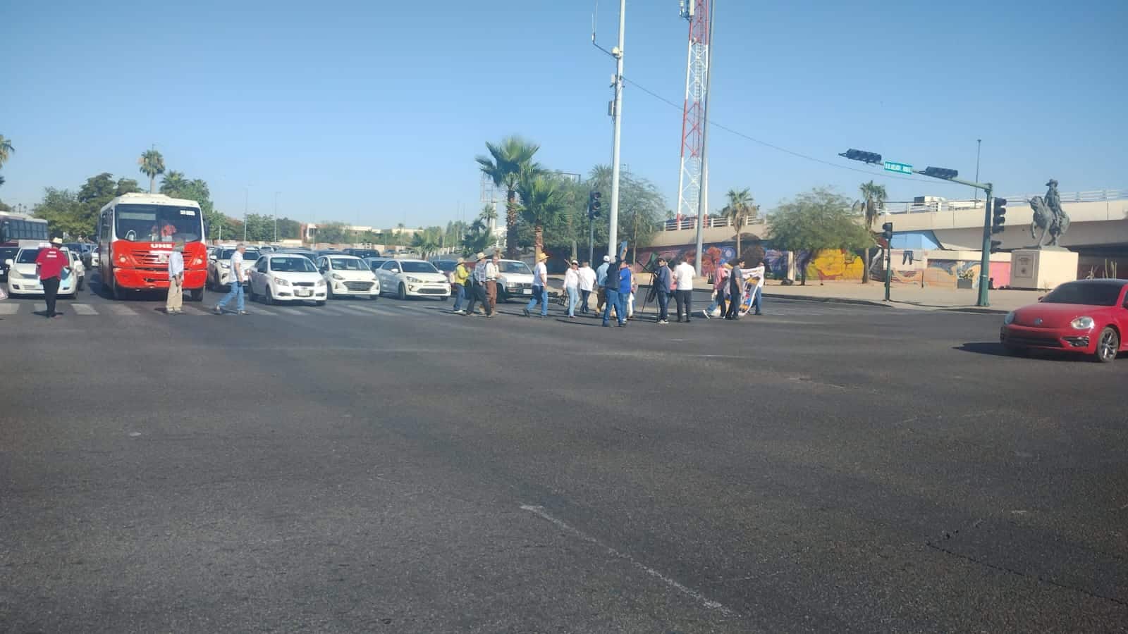 Jubilados y pensionados del Steus protestan en cruce de Encinas y Rosales