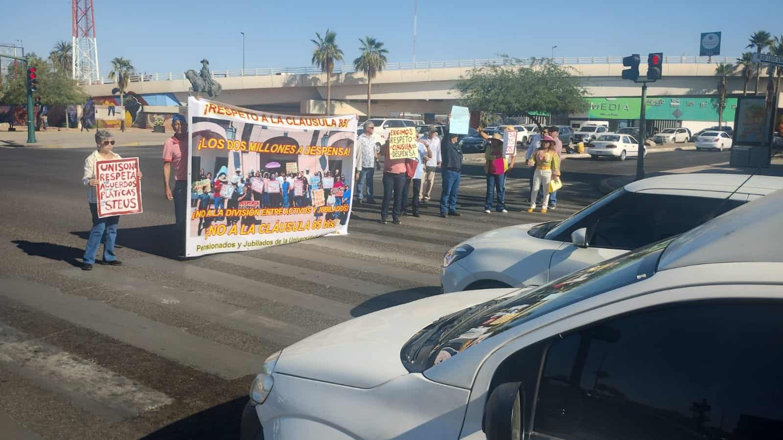 Jubilados y pensionados del Steus protestan en cruce de Encinas y Rosales