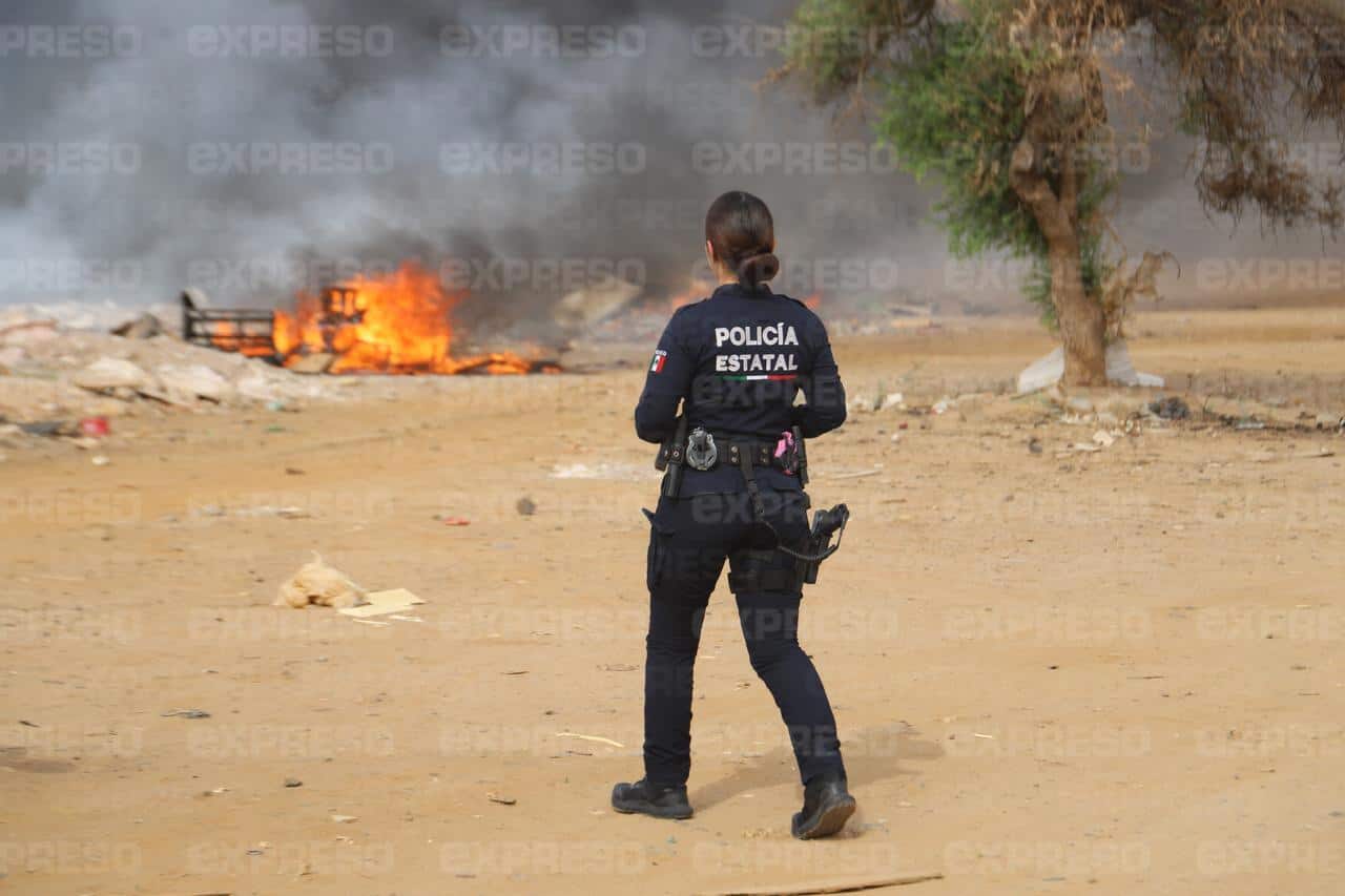 Bomberos de Hermosillo combaten incendio en la colonia La Choya