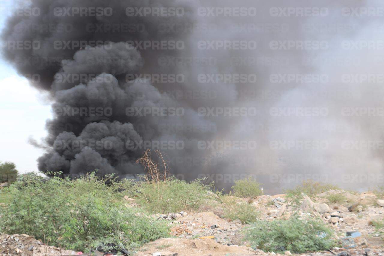 Bomberos de Hermosillo combaten incendio en la colonia La Choya