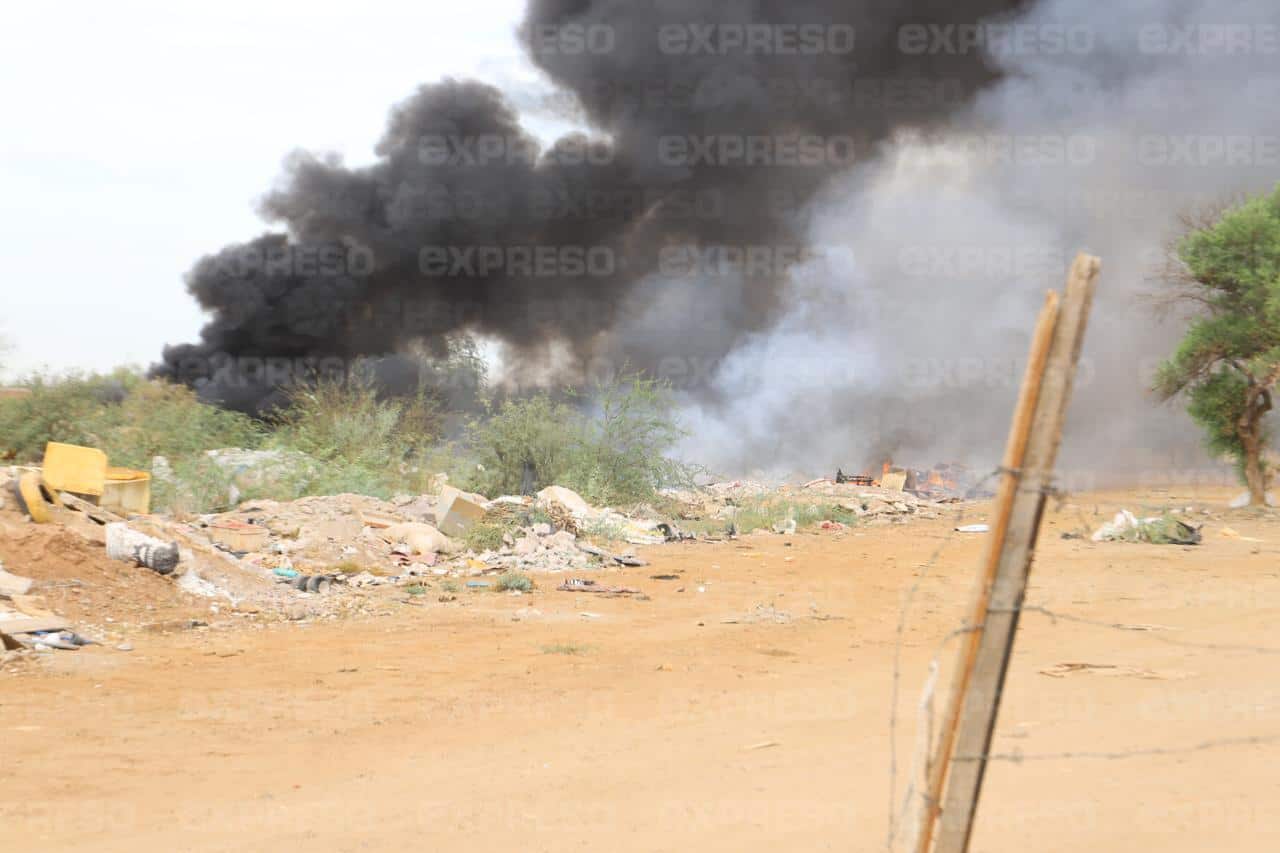 Bomberos de Hermosillo combaten incendio en la colonia La Choya