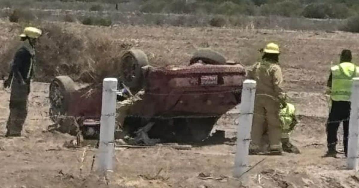 Aparatoso accidente en carretera a Bahía de Kino deja un hombre sin vida