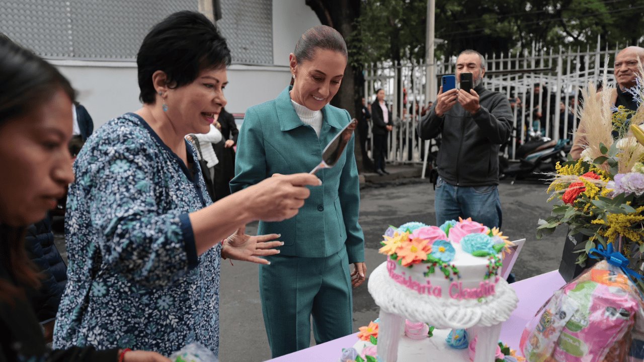 Festejan cumpleaños a Claudia Sheinbaum con pastel, marimba y abrazos