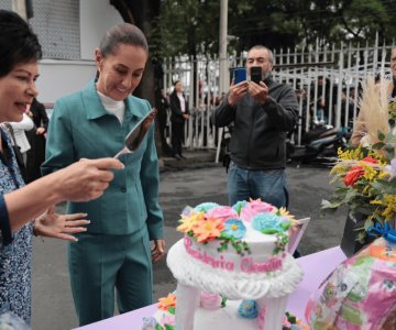 Festejan cumpleaños a Claudia Sheinbaum con pastel, marimba y abrazos