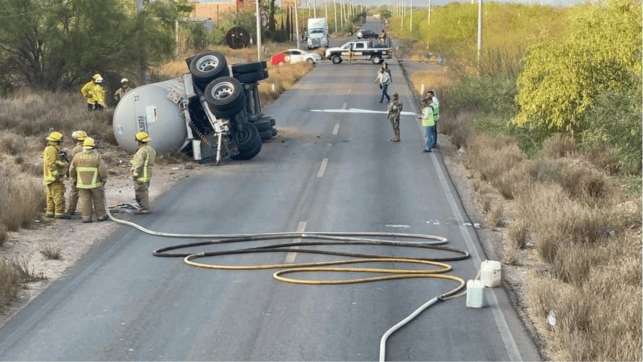 Cierran tramo carretero por volcadura de pipa cargada con diésel