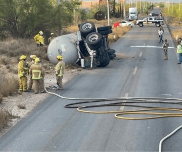 Cierran tramo carretero por volcadura de pipa cargada con diésel