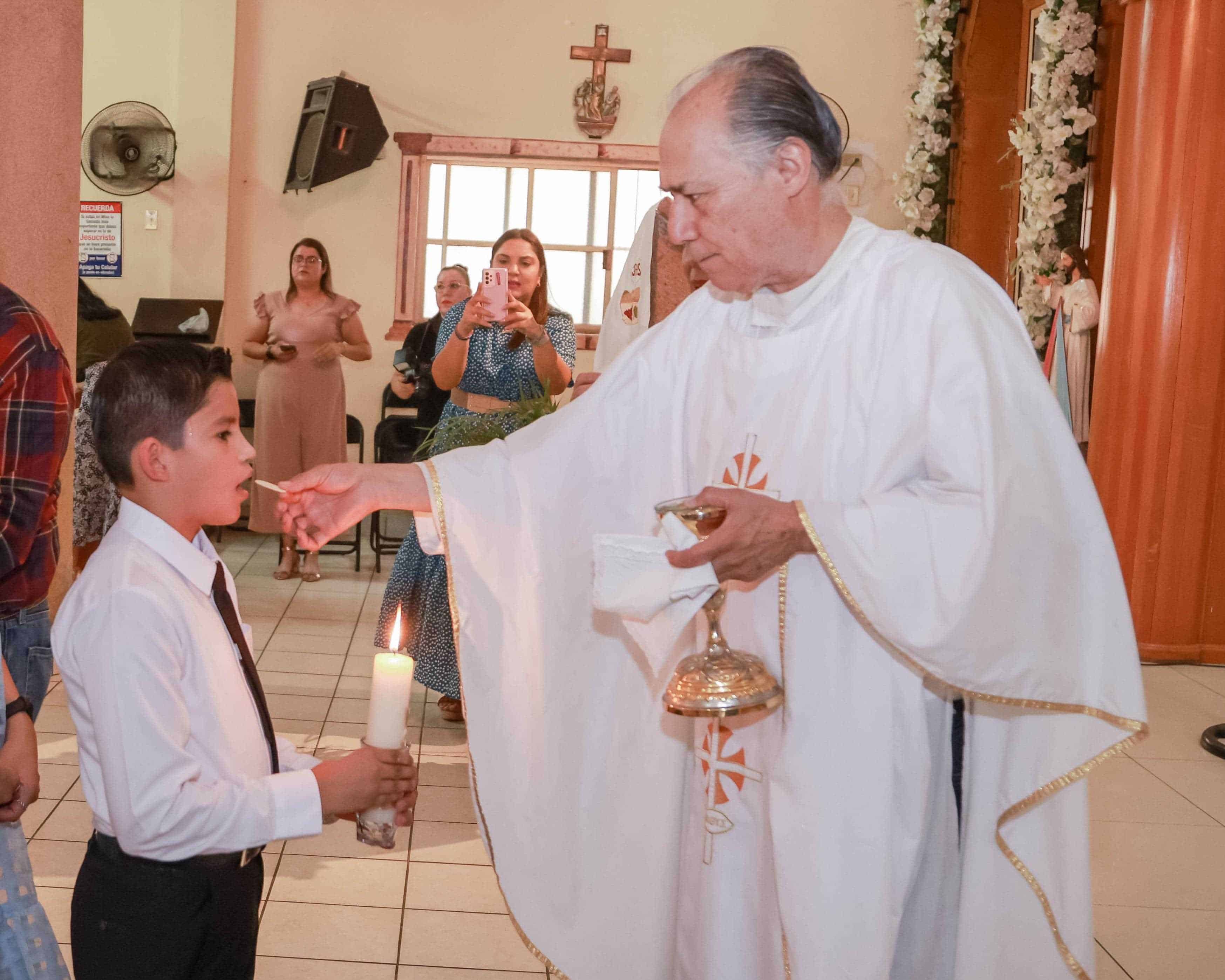 Heriberto Valenzuela Estrella recibe la Eucaristía