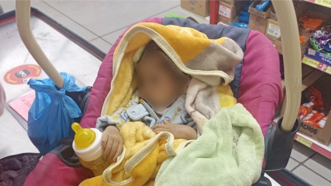 Abandonan a una bebé de 4 meses en tienda de abarrotes en Pachuca