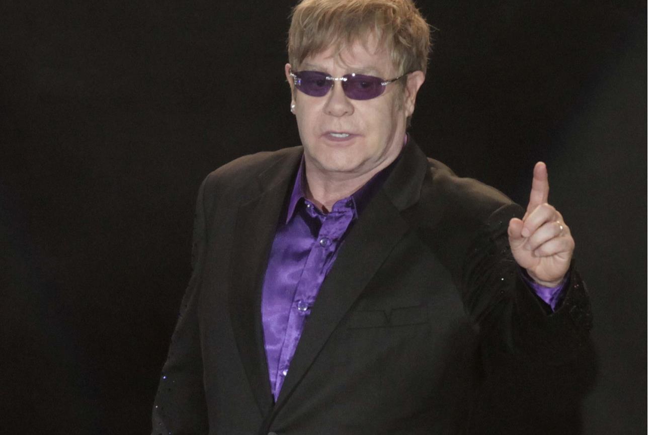 Elton John vende su ropa para su fundación contra el SIDA