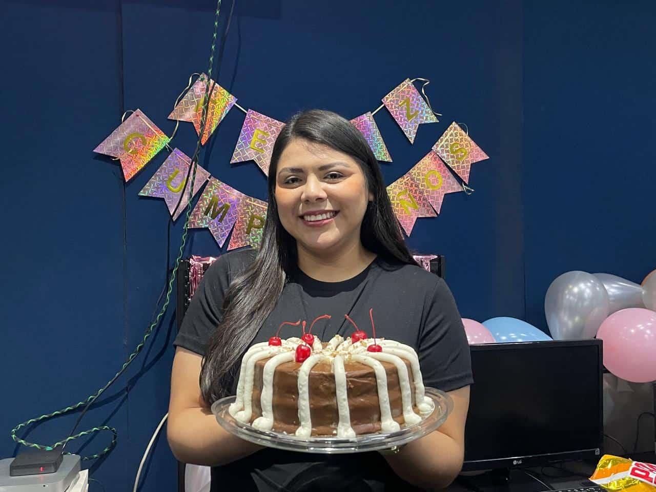 Paola Meraz celebra sus dulces 28 años