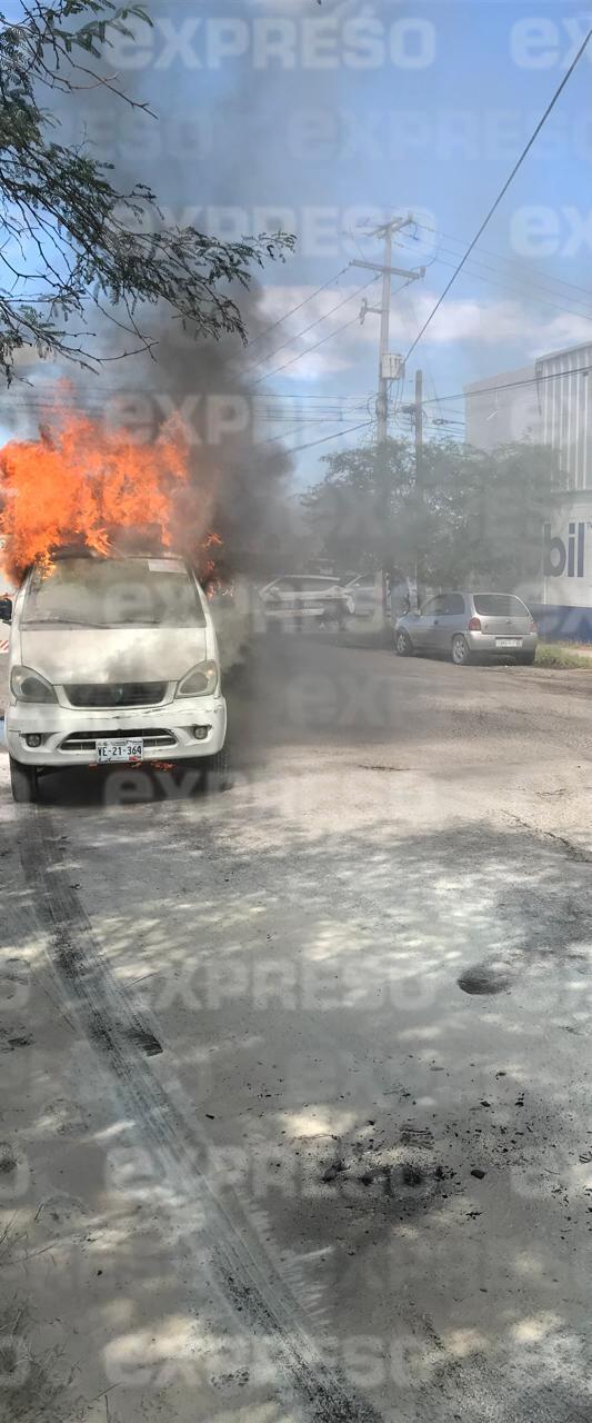 Llamas consumen vehículo eléctrico en colonia Las Minitas