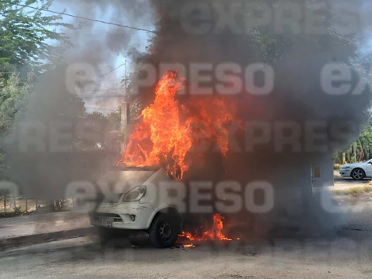 Llamas consumen vehículo eléctrico en colonia Las Minitas