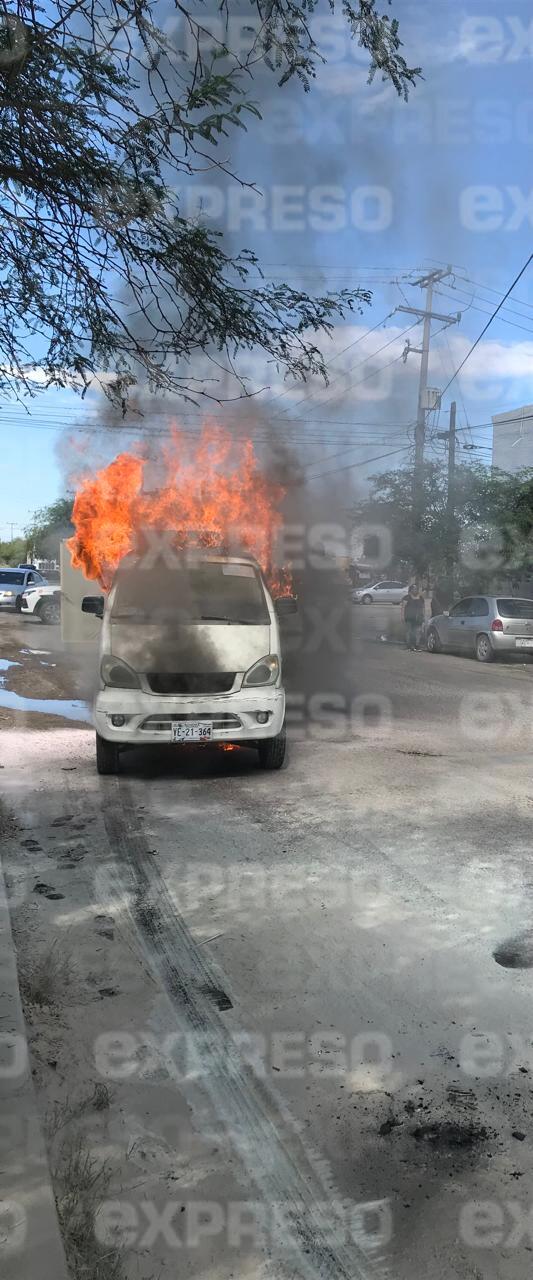 Llamas consumen vehículo eléctrico en colonia Las Minitas