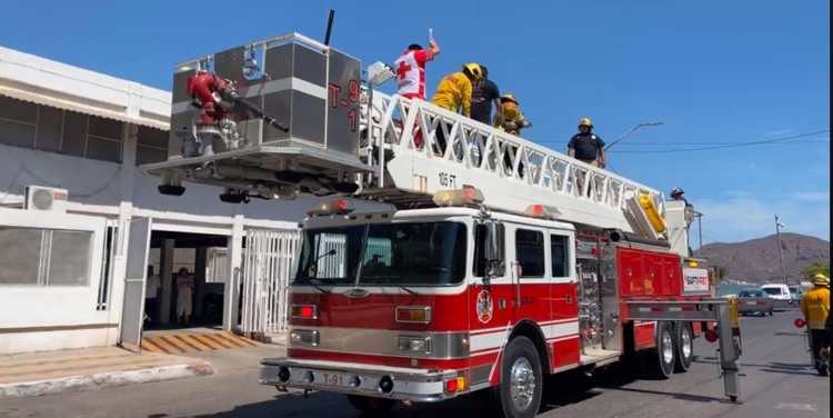 Bomberos salvan a trabajador electrocutado en Guaymas