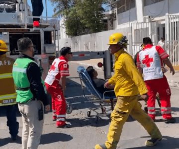 Bomberos salvan a trabajador electrocutado en Guaymas