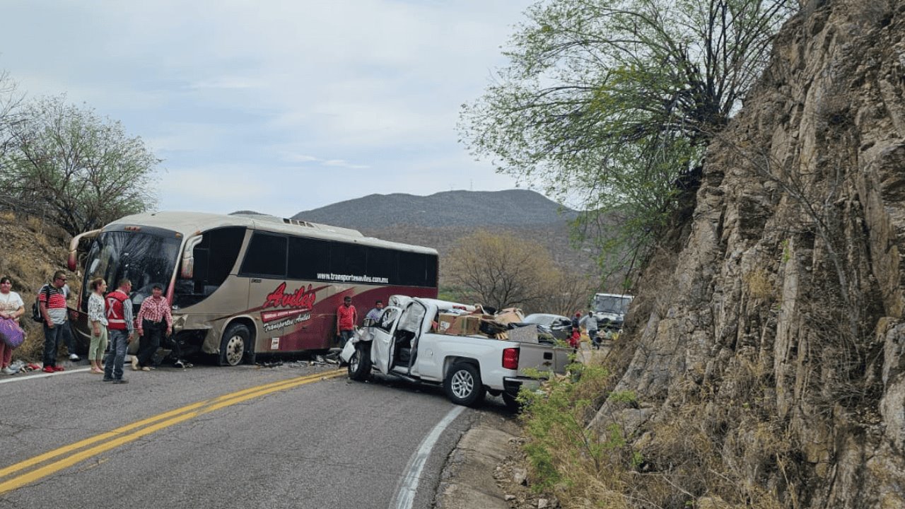 Cierran carretera Ures-Mazocahui por accidente; hay siete lesionados