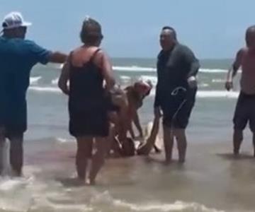 Héroe rescata a esposa de feroz ataque de tiburón