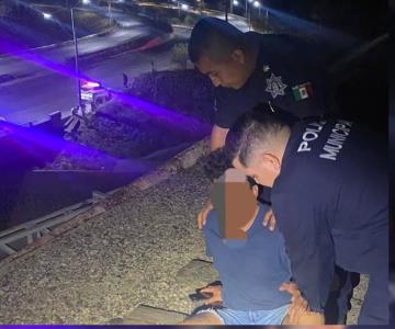 Policías de Hermosillo evita que joven se arroje del vertedor de la presa