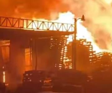 Combaten fuerte incendio en tarimeras de Nogales por más de 8 horas
